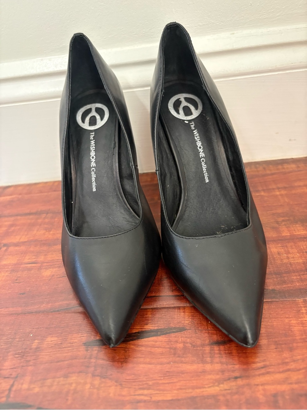 Wishbone collection Women's Black Pointed Toe Pumps size 6